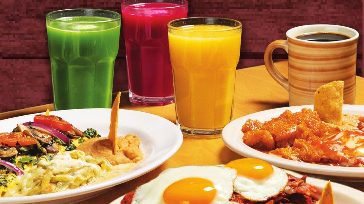 Desayunos de El Merendero: chilaquiles con huevo, omelet, jugos naturales y café de olla