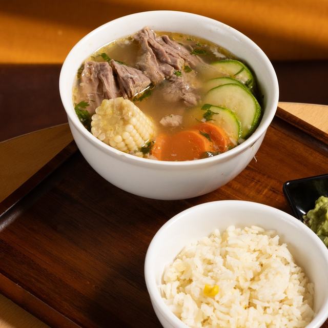 Caldo de res con verduras y arroz