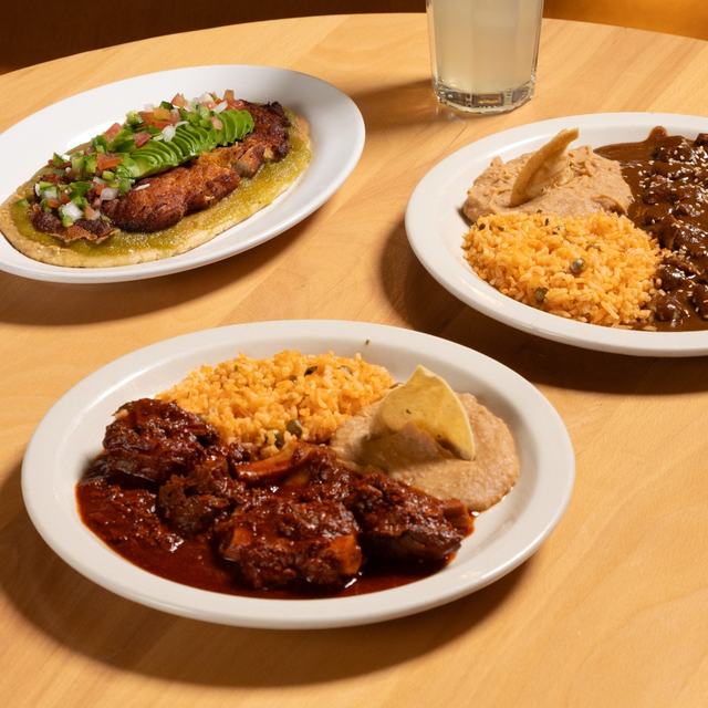 Comida casera con carne en salsa, arroz y frijoles