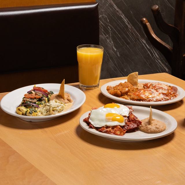 Desayuno con huevos estrellados, enchiladas y jugo