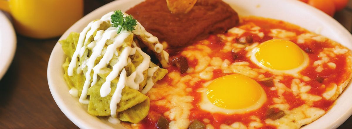 Huevos rancheros con chilaquiles verdes